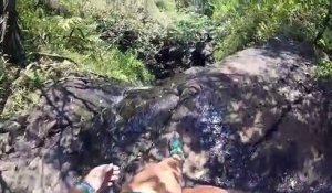Elle s'approche au bord d'une cascade et chute (Hawaï)