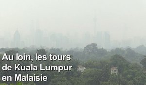 Un épais brouillard enveloppe les tours de Kuala Lumpur