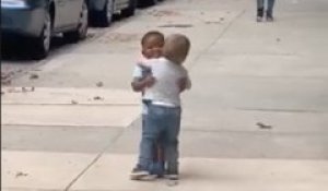 Ces deux enfants qui se retrouvent dans la rue vont vous faire craquer
