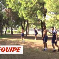 Le décrassage des Bleus... avec ballons gonflables et frisbee ! - Volley - Bleus