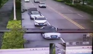 Un conducteur sort indemne de sa voiture détruite par un poteau !