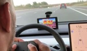 Il joue à Smash Bros au volant de sa Tesla