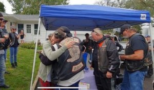 Une femme sauve un groupe de bikers : ils arrivent en nombre au stand de limonade de sa fille pour la remercier