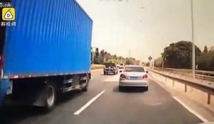 Un automobiliste se prend une planche de bois dans le pare-brise en pleine autoroute