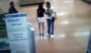 Une femme se déshabille un supermarché Walmart au Mexique pour prouver son innocence