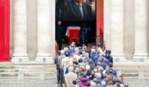 Aux Invalides, une foule venue saluer Jacques Chirac