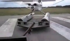 Ils font décoller un hydravion sur une piste d'aéroport !