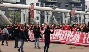 Les supporters du Standard arrivent à Arsenal