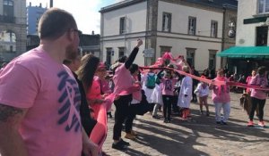 Avant la course de La Cherbourgeoise, 120 mètres de pelote pour dessiner le logo d’Octobre rose