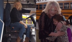 Cette petite fille se fait tresser ses cheveux par la conductrice du bus scolaire chaque jour depuis qu'elle a perdu sa maman