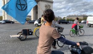 Extinction Rebellion bloque la place de l'Etoile à vélo