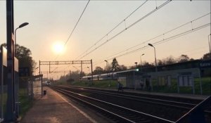 Un idiot traverse la voie ferrée au moment où un TGV entre en gare