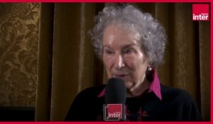 Le régime totalitaire et patriarcal de "La Servante écarlate" s'effondre dans la suite, "Les Testaments" : "Je suis convaincue que ces régimes totalitaires sont, tôt ou tard, voués à s'effondrer", explique la romancière Margaret Atwood