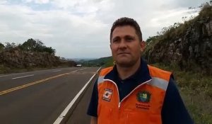 Un homme est interviewé sur l'efficacité des ralentisseurs mis en place sur une route