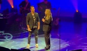 EXCLU - Regardez Sylvie Vartan au bord des larmes hier soir chantant "Sang pour sang" avec David Hallyday au Grand Rex pour l'hommage à Johnny - VIDEO