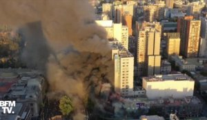 Un immeuble près du palais présidentiel en feu à Santiago au Chili, après une nouvelle journée de manifestations