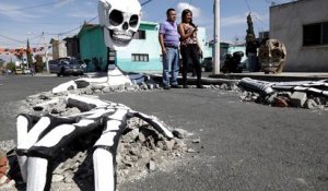 Fête des morts au Mexique : un impressionnant squelette sort de terre