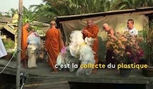 Thaïlande : pour lutter contre la pollution, des moines transforment des bouteilles plastiques en tuniques