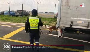 Devant les caméras de France 2, les autorités trouvent quatre migrants cachés dans un camion de livraison avant la traversée sous la Manche