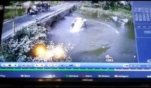 Une voiture chute d'un pont (Inde)