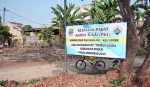 Indonésie: le défi de nettoyer la rivière Jambe recouverte de déchets
