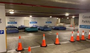 En Australie, des lits sont mis à disposition sur des places de parking vides pour accueillir les sans-abri