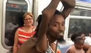 Un homme dans le métro tourne son bras