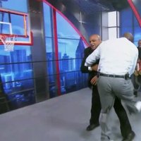 Shaquille O'Neal sans pitié avec Charles Barkley sur un ring de catch