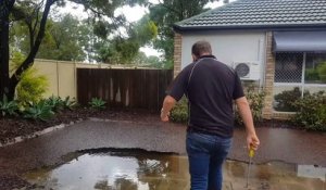 Regardez comment il évacue l'eau de son jardin inondé en quelques secondes