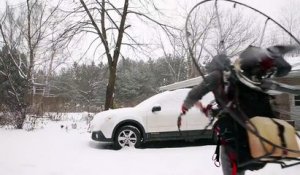 Déneiger une voiture avec un paramoteur