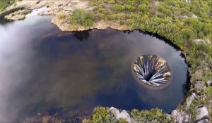 Ce lac se vide par un trou mystérieux - Covão dos Conchos au portugal