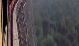 Ce train passe sur un pont vertigineux