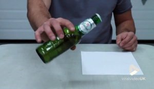 Il nous montre une astuce pour ouvrir une bière... avec une feuille de papier !!