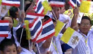 Thaïlande: une foule accueille le pape François