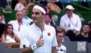 Quand Federer pose en plein match pour la photo d'un spectateur