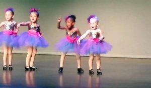 Une petite fille fait le show pendant son spectacle d'école