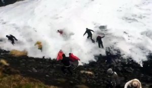 Islande : des touristes se font emportés par une énorme vague