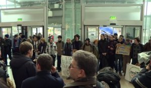 "Block Friday": action de militants écologistes au centre commercial de La Défense