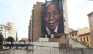 Un artiste peint une portrait mural géant de Nelson Mandela à Florence