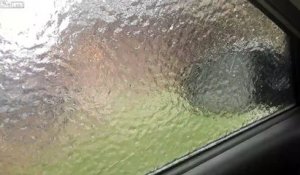 Sa fenêtre de voiture a gelé en intégralité et la glace tient toute seule !