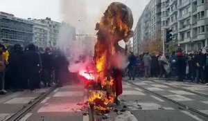 Grève du 5 décembre : Le pantin en papier mâché à l'effigie d'Emmanuel Macron est brûlé sur le carrefour Rivet sous les hourras des manifestants. Des pétards se font entendre.