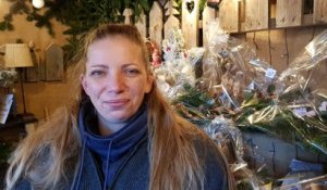 Au marché de Noël de Thann, Cindy Poirot, productrice et vendeuse de sapins, donne ses petits trucs pour conserver leur fraîcheur aux arbres de Noël