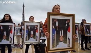 Les "décrocheurs de portrait" manifestent pour le climat à Paris
