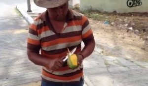Il a une technique incroyable pour couper sa mangue