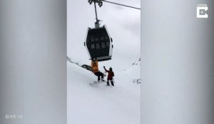 Backflip en ski depuis une télécabine