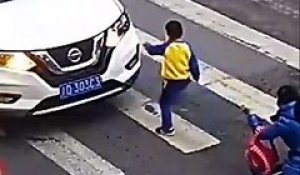 Un enfant s’énerve contre un automobiliste qui vient de renverser sa mère