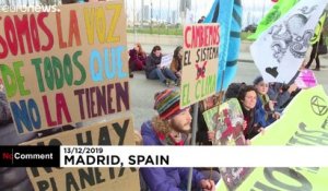 Des activistes climatiques manifestent en marge de la COP25 de Madrid