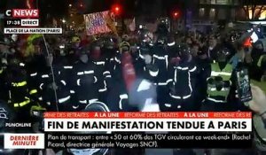 Manifestation à Paris: L'image surprenante de plusieurs dizaines de pompiers qui manifestent aux côtés des grévistes sous les applaudissements