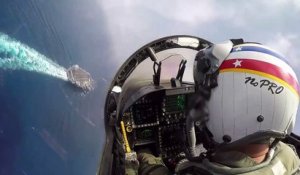 L'atterrissage d'un F/A-18E/F Super Hornet sur un porte avion