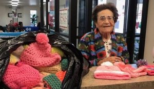 À 94 ans, elle tricote des bonnets pour les personnes dans le besoin
